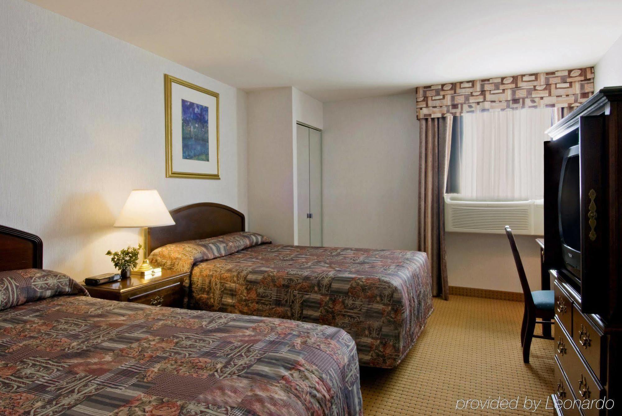Holiday Inn Express & Suites Toronto Airport West By Ihg Mississauga Exterior foto